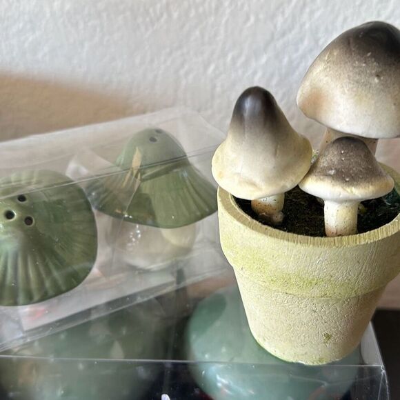 Mushroom bundle set salt shakers candles and home decor - Picture 4 of 4